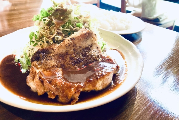 サービスランチ　鶏もも肉ソテーデミグラスソース「永福町　北口商店街でランチ」