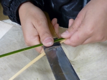 用途に応じて太さを変えます。青い皮のぶぶんと中の白い部分とに分けて均等な厚みになるようにしていきます。