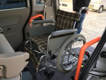車いすを車内にがっちり固定するから安全。