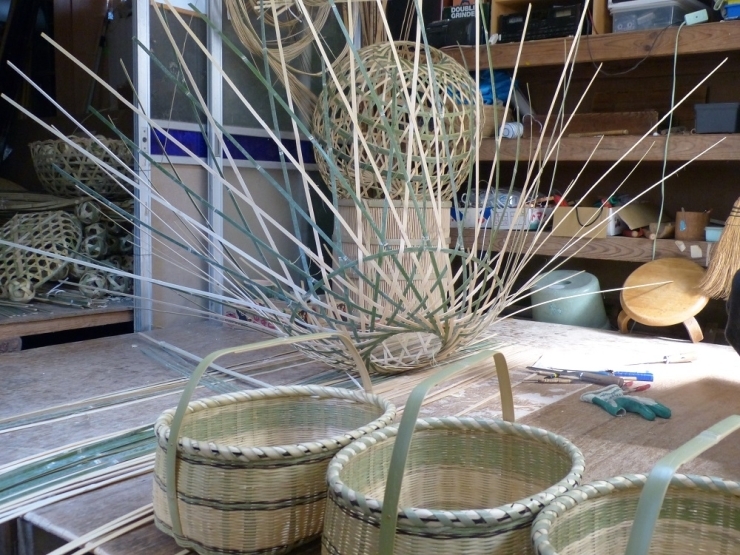 竹細工職人の吉田さんの工房では「わらびカゴ」が出来ていました。