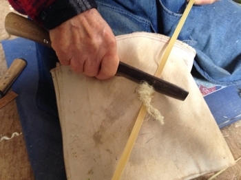 竹ヒゴはそのままだとチクチクするので、道具を使ってなめらかにします。