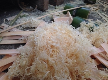 竹ヒゴを滑らかにするときに出た削り節のような物の事を「ひげ」と呼びます。