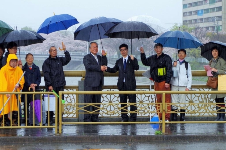 下京・東山の区長さんが橋の中央で握手！