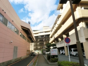 写真右の広島県済生会福祉総合センター５階にあります。複数の部屋があり、同じ病気の子ども同士を同室で保育します。
