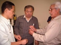 受講生(左）に説明する岡部さん（右）と大橋さん