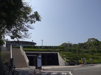 秋葉山プール駐車場左横の階段を上ると公園入口です。