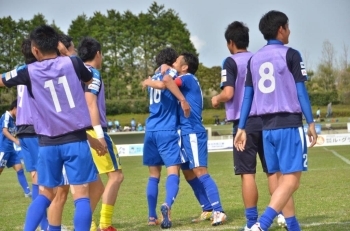 尾崎キャプテンも青木選手のゴールを祝福