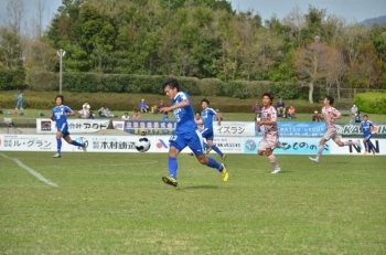 鈴木淳選手　フィールドを走り回ります