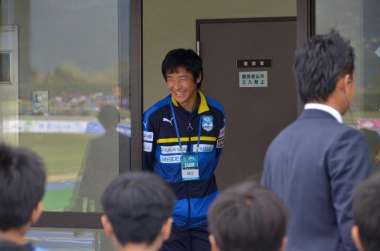 試合前に中山選手が子どもたちの前に出てきてくれました