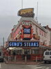 Pat'sの向かいにあるGeno's「フィラデルフィアの“当たり前”ソウルフード、チーズステーキ文化とは」