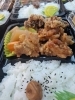 ザンギたっぷり日替わり弁当「茹でとうもろこし、店頭にて販売中！夏の甘みをそのままお届け」