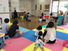 図書館の方の読み聞かせの様子。「子育て広場に遊びに行こう！！」