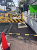 歩道が割れないよう敷鉄板を準備「屋上砂場揚重作業　in枚方市」