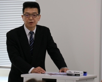 総務課長の進行により見学会が始まりました。<br>豆田総務課長