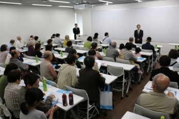 新松戸の地域住民の方々や商店会連合会の方々など約60名がお越しになりました。