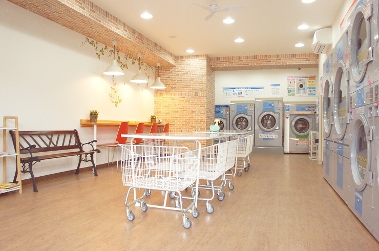 「ecoLux Laundry（エコラックスランドリー）駿河台店」まるでカフェ♪　生活の強い味方、安心のコインランドリー♪