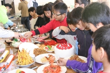 授業の合間にマイスターの食品サンプルを見学