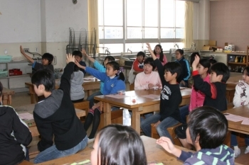 質疑応答では大勢の生徒が手を挙げました