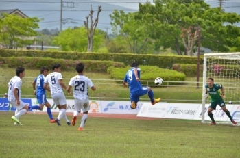 中村選手がダイレクトで合わせます