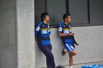 尾崎キャプテンと中山選手<br>次の試合に向けて話をしているのでしょうか