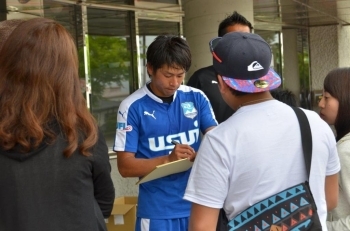 最後もこの人　サインをする鈴木淳選手