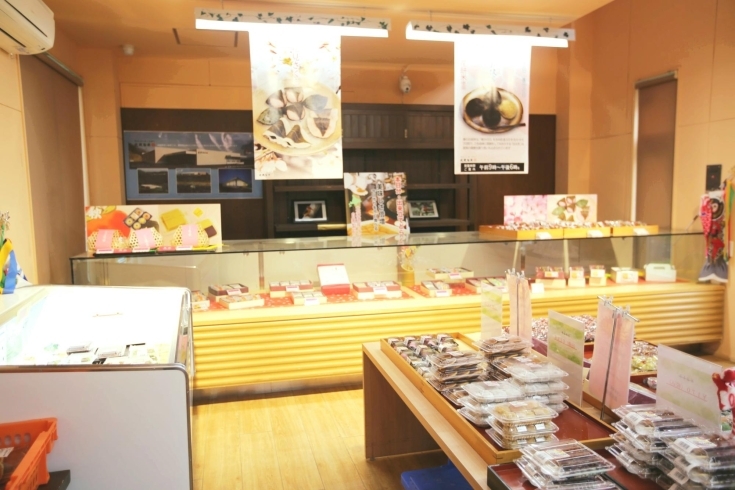 店内「高崎市吉井町にある「武蔵製菓」和菓子の工場直売店に行ってきました！」
