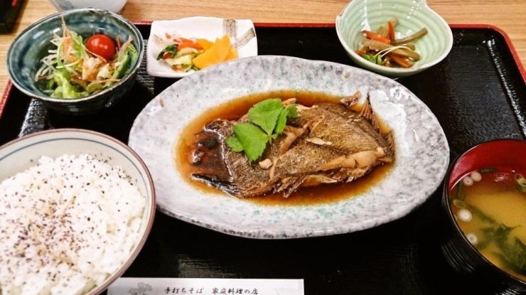 本日のお魚定食　カレイの煮付け♪　８００円（税込）　定食もコーヒー付きなんです♪