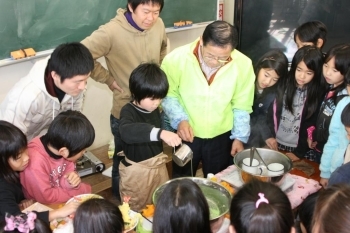 「ゆっくり垂らしてごらん」と田中さん