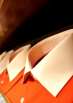 オレンジと白の取り合わせは、カジュアル且つ、スタイリッシュ。「オーダーワイシャツ専門店 FUTABA」