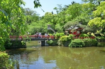 巌島神社への赤い橋