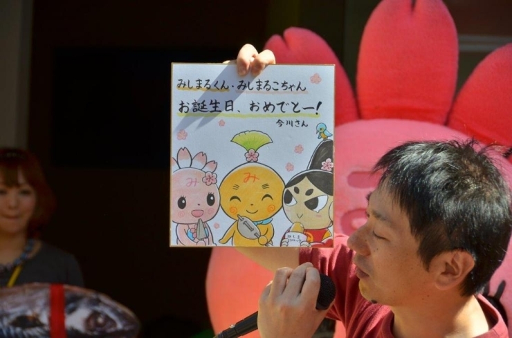 すごく上手な友情の色紙　みしまるくんとみしまるこちゃんは静岡おでんを、今川さんは三島コロッケを食べているんだよ♪