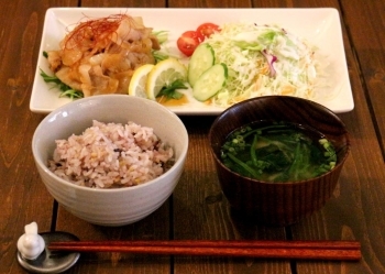 レモンポークランチ800円　ご飯は、白米か十穀米を選べます。