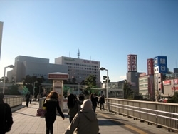 JR津田沼駅の南口に出たところです。正面にはモリシアというショッピングモール、左手には千葉工業大学があります。