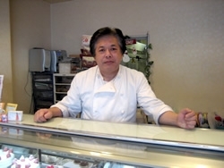 オーナーの熊倉さんです。津田沼で16年。心を込めて作っています。