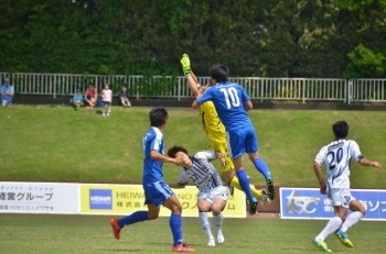 青木選手とキーパーが競って