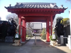 2番目に向かったのは萱田の長福寺。<br>赤が鮮やかな山門<br>両脇には立派な仁王像があります。
