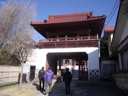ひとまず山門へ向かう。<br>山門は他の寺社と違って、中国とかにありそうな（？）門でちょっとかっこいい。。。<br>