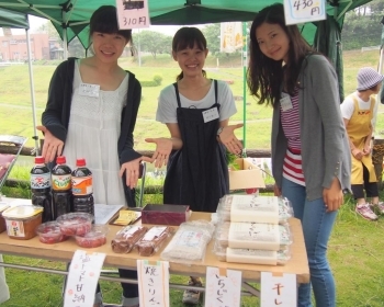 流山市と姉妹都市、友好都市の名産品を販売。<br>姉妹都市の長野県信濃町などの名産品が並んでいます。<br>東京理科大学の学生さんがお店に立ちます。