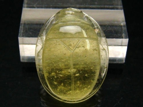 スカラベの体は エジプト西部の砂漠に隕石が落ちて出来た天然ガラス リビア砂漠ガラス で作られています V きれいな天然石 クリスタルのニュース いたみん 伊丹市