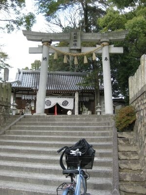 ここが川面神社です。（さりげなくチャリンコもちょびっと写しました。）