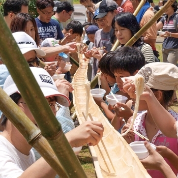 ◆三芳村「鄙の里」◆<br>・ソーメン流し<br>7/17（日）・7/18（月・祝）の連休<br>道の駅の中庭で大人も子供も一緒に参加。1日3回 参加料300円（税込）<br>