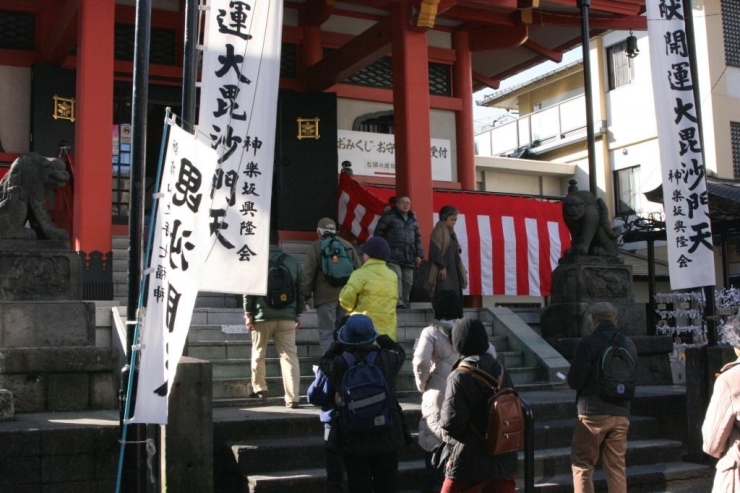 善男善女が続々とやってきました。