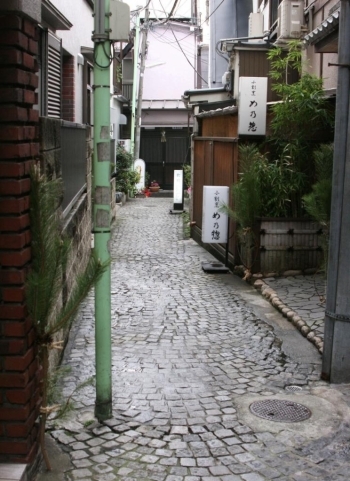 カフェがある石畳の通り。神楽坂通り方向から。