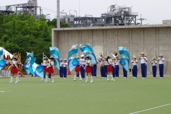 消防音楽隊とカラーガード隊が開会を彩ります