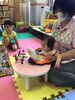 ママがお話し中、おもちゃで遊んで待ってるよ。「ほっと！サロンをおこないました！」