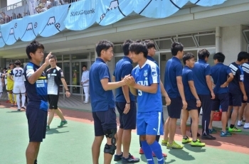 蔵田選手とガッチリ握手　馬場選手