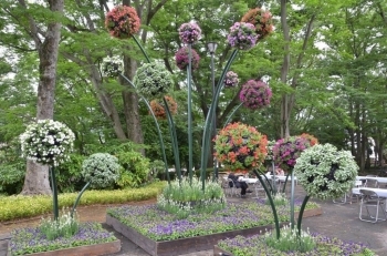 大きな花のオブジェ