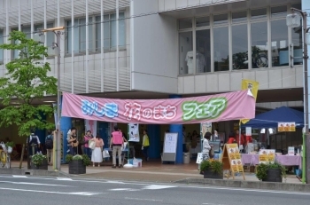 おいしい食べ物と物販が行われました