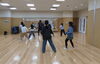 音楽に合わせて踊る楽しさを体験しよう「小学生クラスの基礎ステップ練習風景をご紹介」