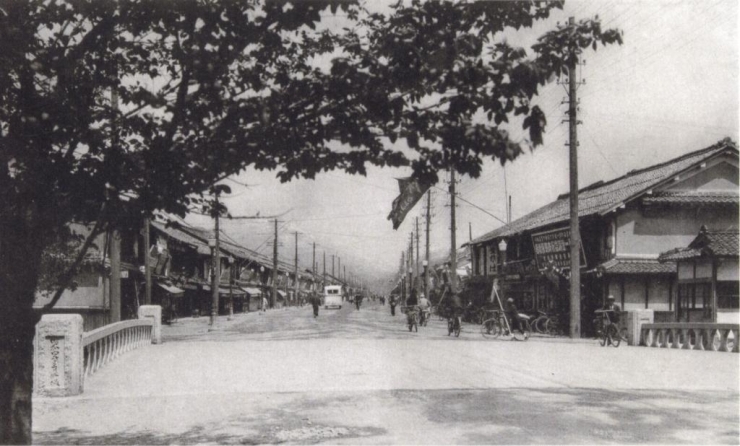 昭和初期の様子。<br>橋の親柱には「昭和四年修復」と記されている。